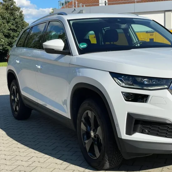 Škoda Kodiaq 2,0 TDI 4x4, EZ 02/2022 – Ansicht von vorn schräg, Seite und Front