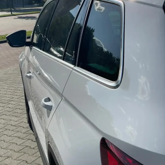 Škoda Kodiaq 2,0 TDI 4x4, EZ 02/2022 – Heckpartie mit Seitenfenster und Dachreling