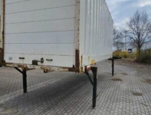 BDF-Wechselkoffer 7,45 m gebraucht – Außenansicht mit klappbaren Stützbeinen