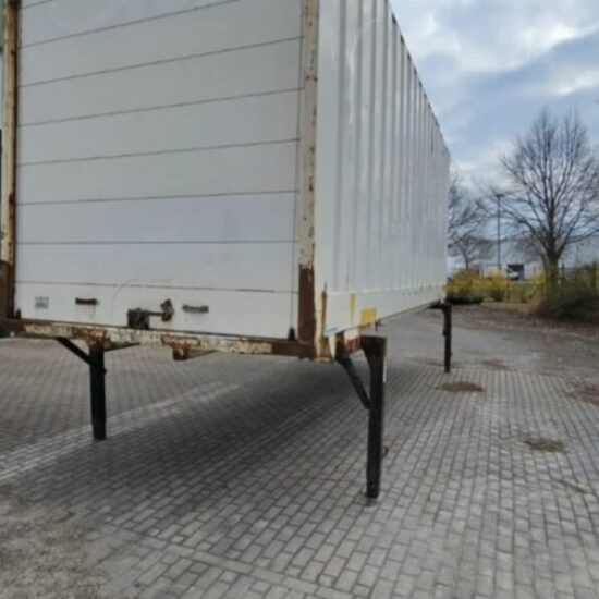 BDF-Wechselkoffer 7,45 m gebraucht – Außenansicht mit klappbaren Stützbeinen